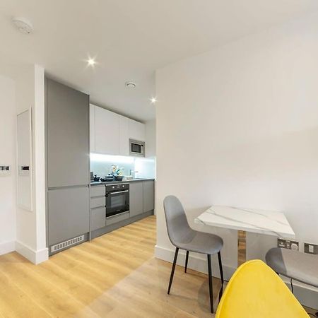 Modern And Stylish 1 Bed Apartment In Іст-Грінстед Екстер'єр фото