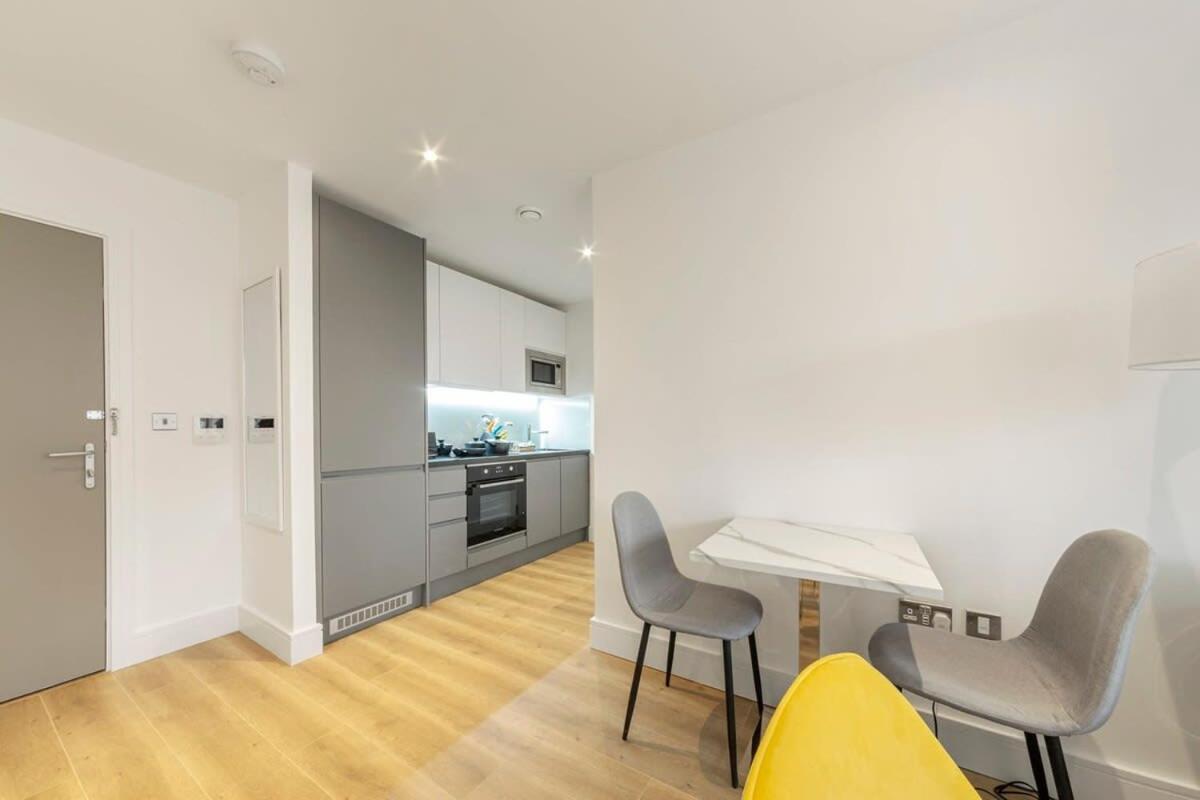 Modern And Stylish 1 Bed Apartment In Іст-Грінстед Екстер'єр фото